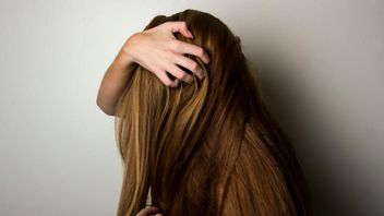 Signs Of Irregular Hair Loss And Factors That Affect It