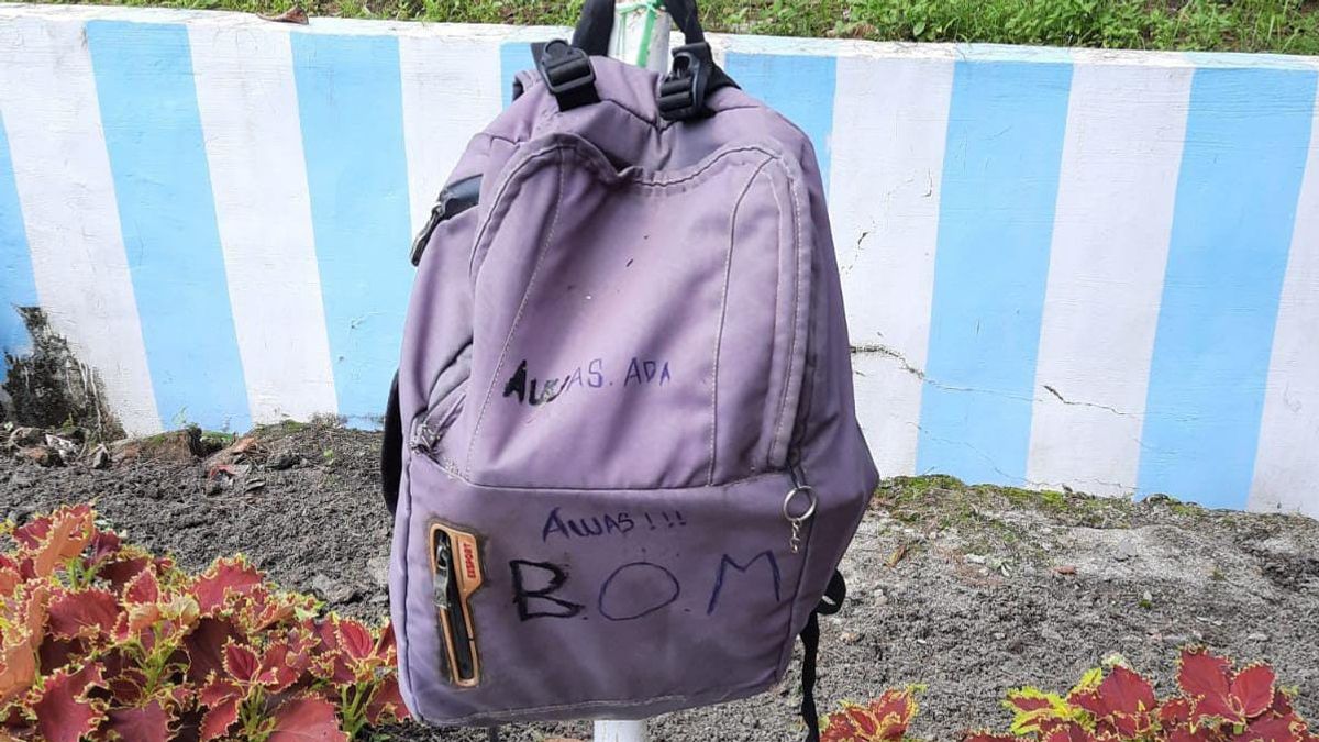 袋子上写着 '当心炸弹' 挂在搬运工的杆子上， 原来是陶瓷