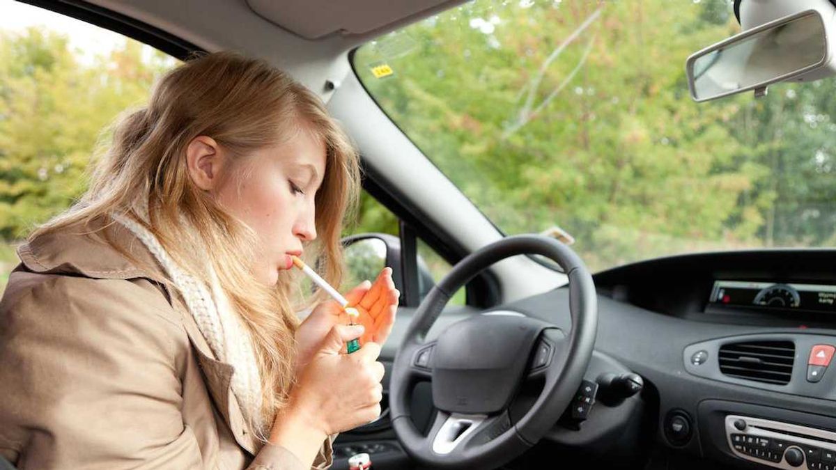 Kenali 3 Dampak Negatif Merokok di Dalam Mobil yang Kerap Disepelekan 