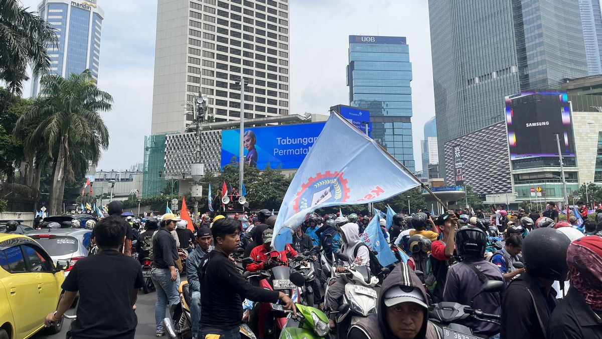 Massa Buruh Long March ke Stadion Madya Senayan, Klakson Kendaraannya Memekik 