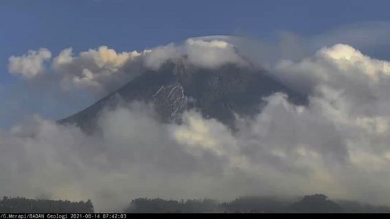 ميرابي تطلق كيلومترين من الغيوم البركانية