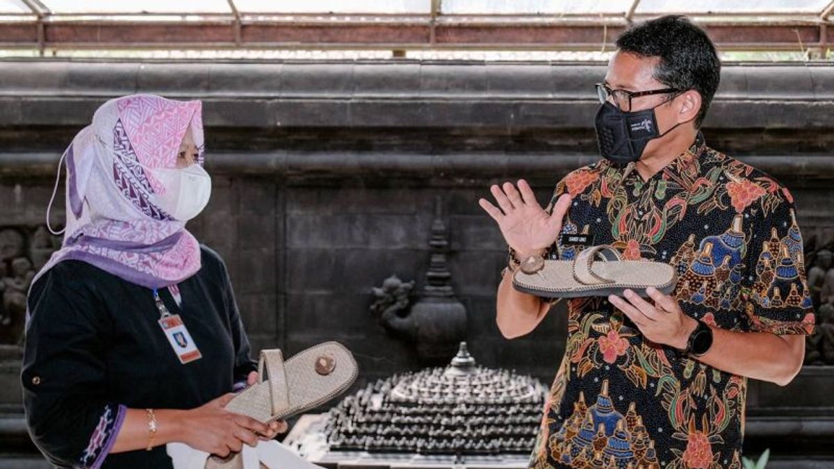 保持文化保护的完整性，婆罗浮屠寺游客必须穿特殊的凉鞋