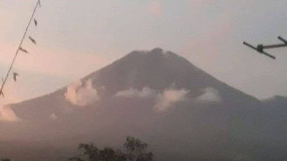 塞梅鲁火山释放高达500米的火山口烟雾