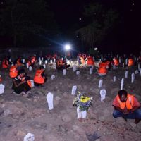 Pelanggar Protokol Kesehatan Dihukum Berdoa di Makam Korban COVID-19 Biar Kapok