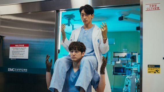 Begini Aksi Rain dan Kim Bum di Drama Korea Terbaru <i>Ghost Doctor</i> 