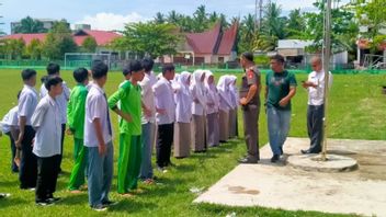 Playing At Tiku Beach In West Sumatra During Academic Hours, 26 Students Arrested By Satpol PP