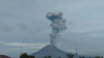 Gunung Sinabung Keluarkan Abu Vulkanik Setinggi 2,8 Kilometer