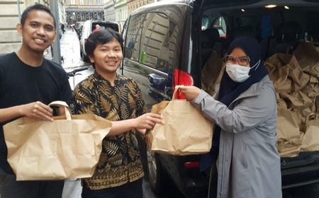 Senangnya WNI di Hongaria Nikmati Opor dan Ketupat Kiriman KBRI