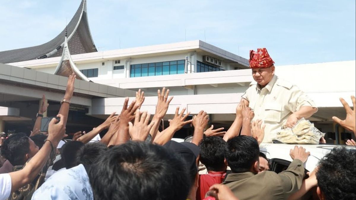 Tiba di Sumbar, Prabowo Disambut Ribuan Orang Teriakkan 'Presiden'