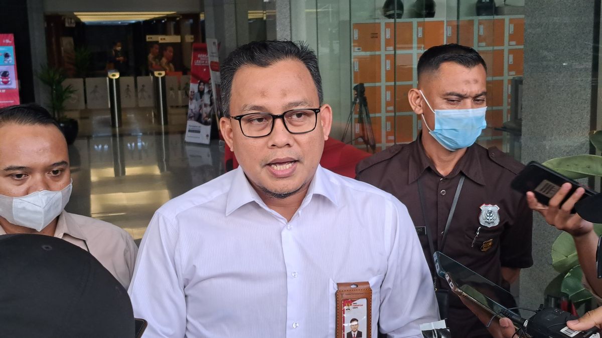 KPK Finds Financial Records When Searching The Workspace Of BPK Member Pius Lustrilanang