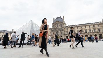 Desiree Tarigan证明她可以在没有Hotma Sitompul的情况下取得成功，愉快地环游巴黎