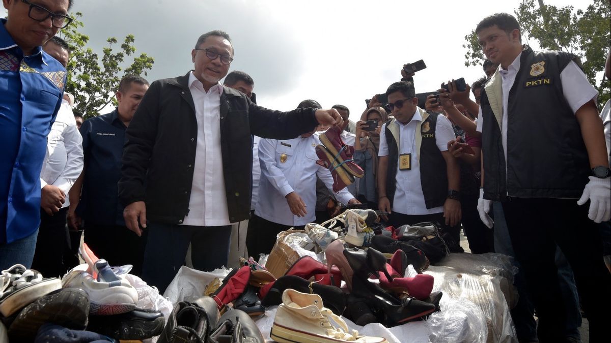 Musnahkan Sepatu hingga Tas Bekas Impor hingga 730 Bal, Kemendag: Masuk dari Batam