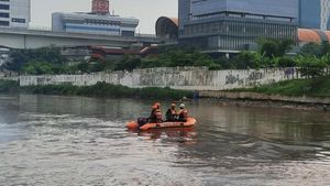在Ciliwung Kramatjati河失踪的13岁男孩仍在搜救队中