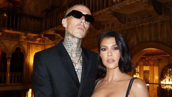 Entouré De Roses Rouges, Travis Barker Fiancé à Kourtney Kardashian