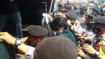 Traiter Et Encourager La Police Au Tribunal De District De Jakarta Est, 4 Sympathisants Rizieq Shihab Sécurisé