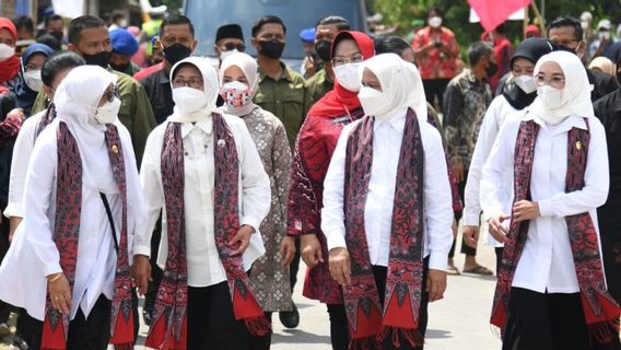 Ketika Ibu Iriana Bacakan Dongeng Binatang untuk Anak-anak di Labuan Bajo