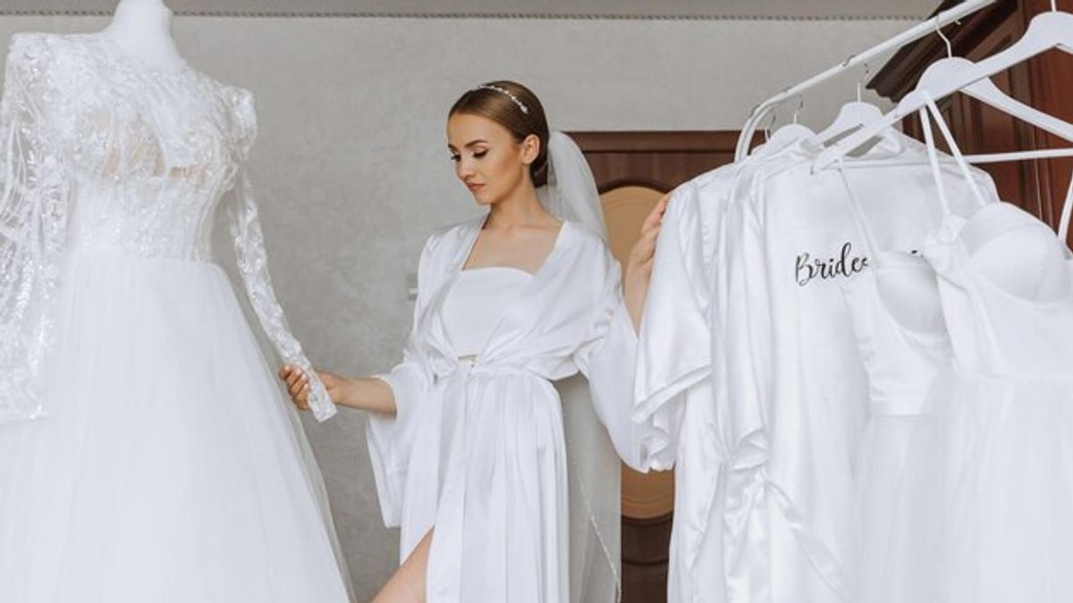 Getting To Know Wedding Robe, Elegant Clothing That Increases Comfort