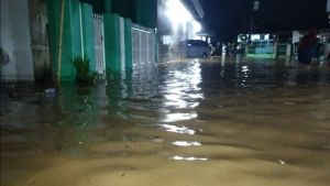 2 Lansia Korban Banjir Palembang Dievakuasi ke RSUD, BPBD: Kondisi Sakit