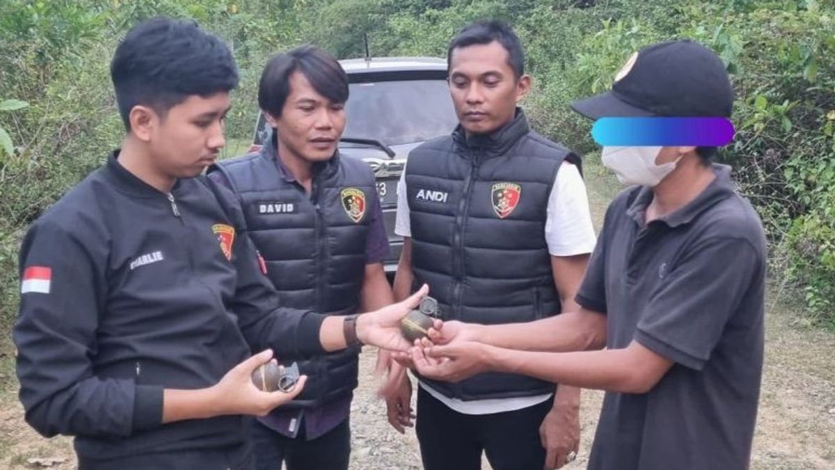 Pidie Residents Hand Over 2 Active Grenades Remaining In Aceh Conflict To Police