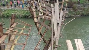 Jembatan Gantung di Mukomuko Putus, Mobil <i>Pick Up</i> Bermuatan Kelapa Sawit Masuk ke Sungai