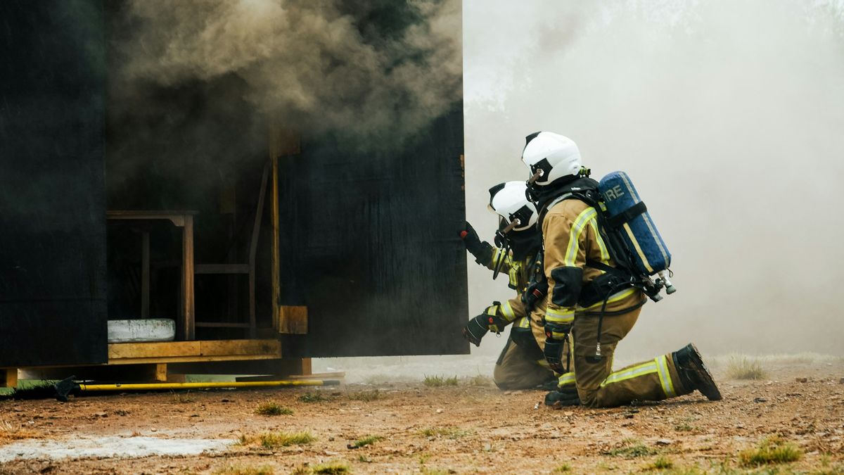 10 People Soak Toxic Chemicals In London, 60 Firefighters Evacuate 5 Floor Apartments