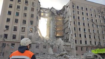 俄罗斯导弹击中乌克兰南部行政大楼，12名平民遇难