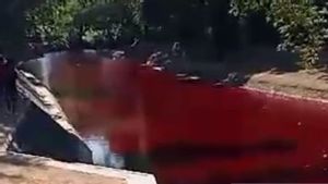 Air Sungai di Pamekasan Berubah Jadi Merah, Diduga Tercemar Limbah Batik