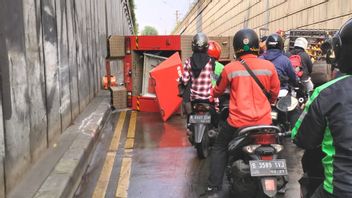 After The Fuel Fill, The South Jakarta Fire Truck Rolled Over At The Pasar Minggu Underpass