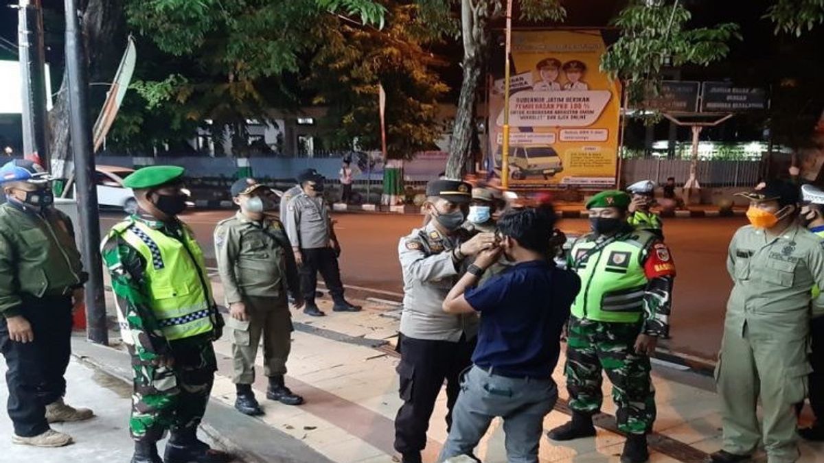 Cases Of COVID-19 Rising, A Prokes Mask Raid Was Held At Night In Pamekasan