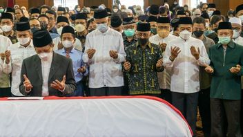 Deeper Funeral, Moeldoko Follows The Prayer Process Of Azyumardi Azra's Body Prayer