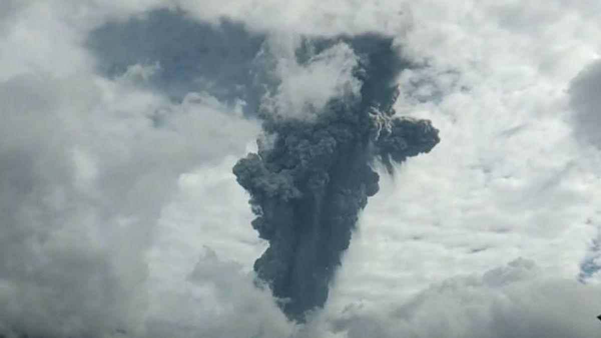 Kembali Erupsi, Gunung Marapi Lontarkan Batu Api