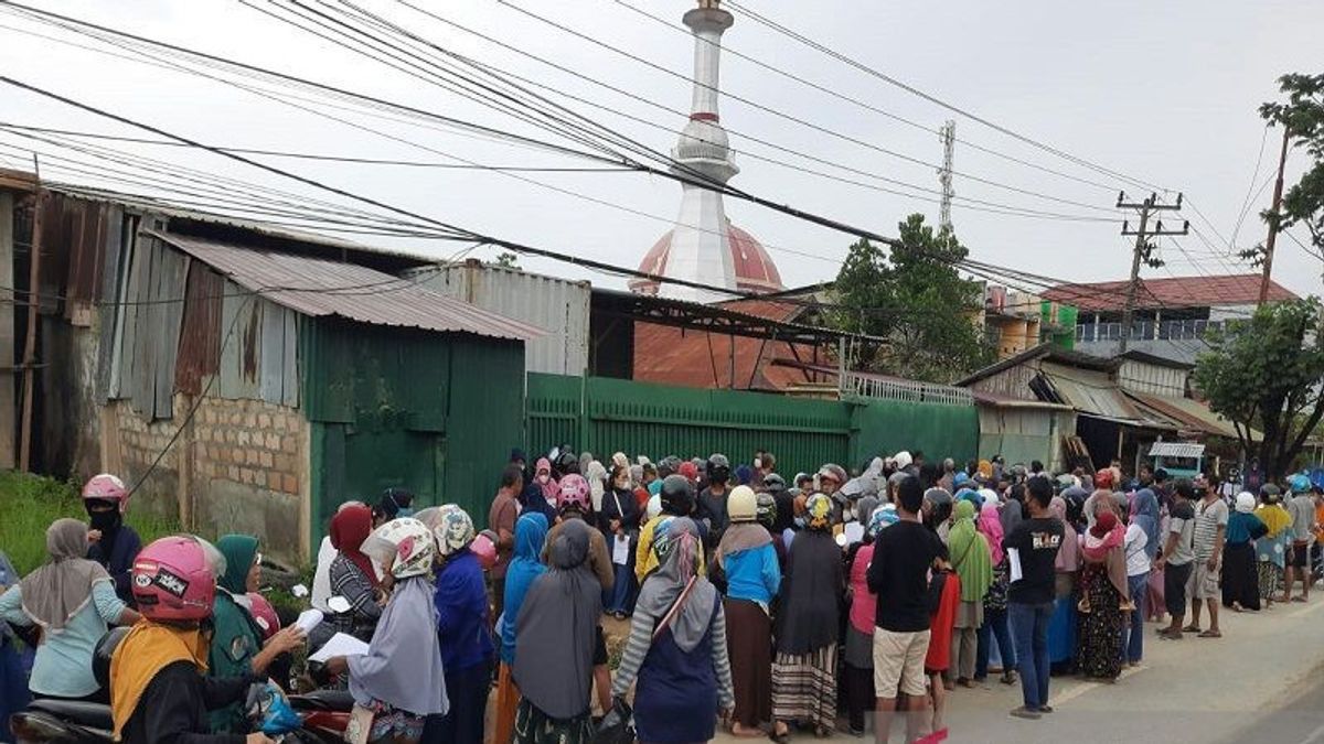 Parah! Harga Minyak Goreng Tembus Rp70.000 Per Liter, Ibu-Ibu Rela Antre