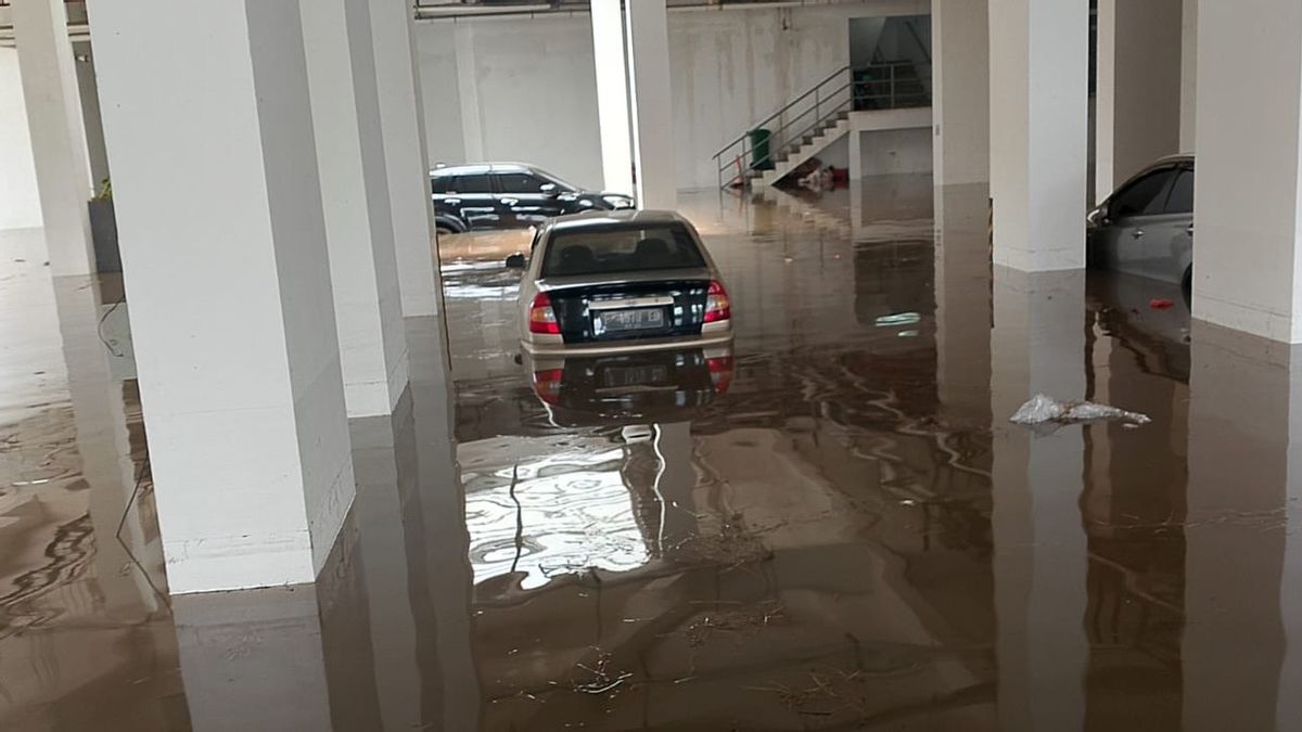 50 voitures submergées dans l’eau dans le parking de l’appartement Serpong Garden Tangerang