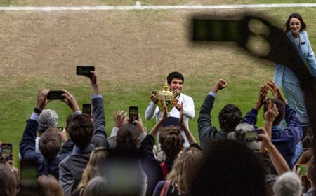 Pertandingan selama 4 Jam 42 Menit Mengantarkan Carlos Alcaraz Meraih Gelar Wimbledon Pertama dalam Kariernya