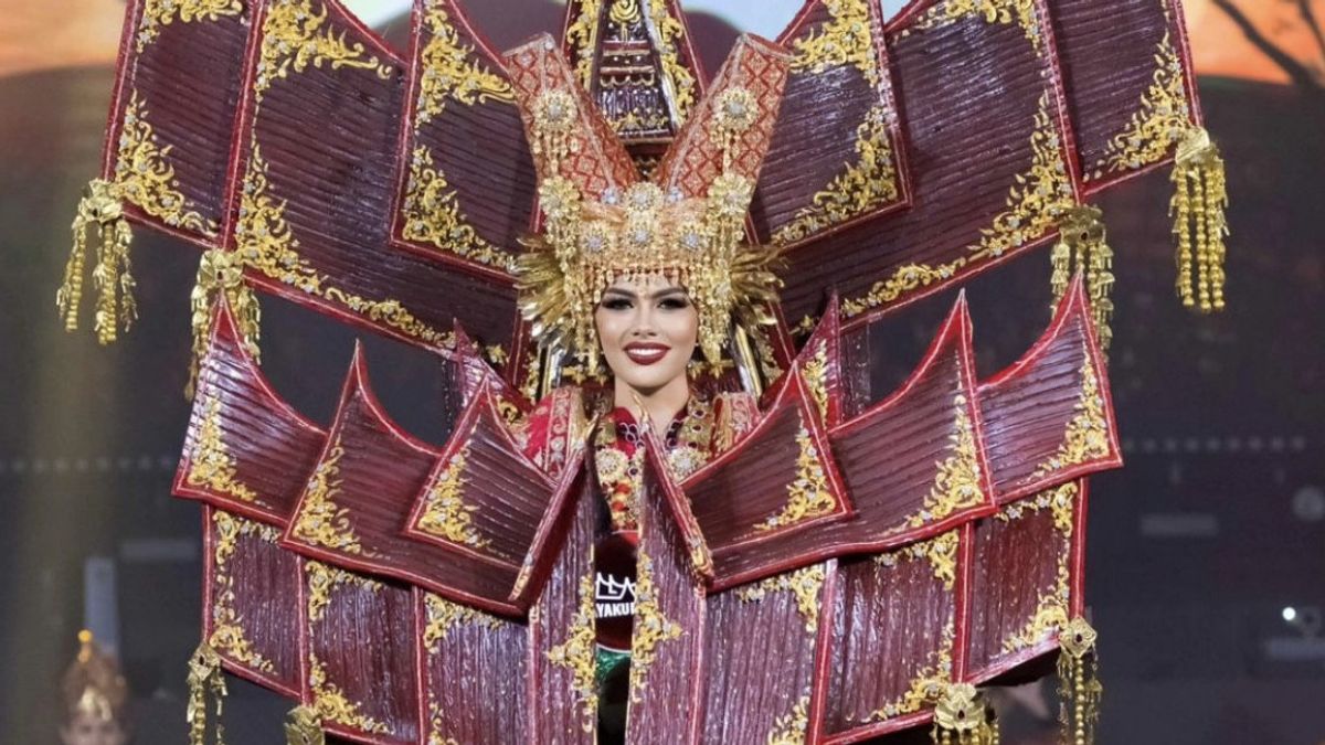 Le style unique de Novi Liana porte un costume restaurant padang au Miss Grand International 2024