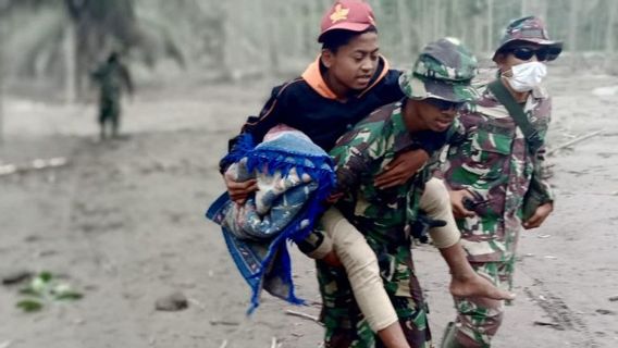梳理塞梅鲁遇难者的居民，印尼空军部署特种部队