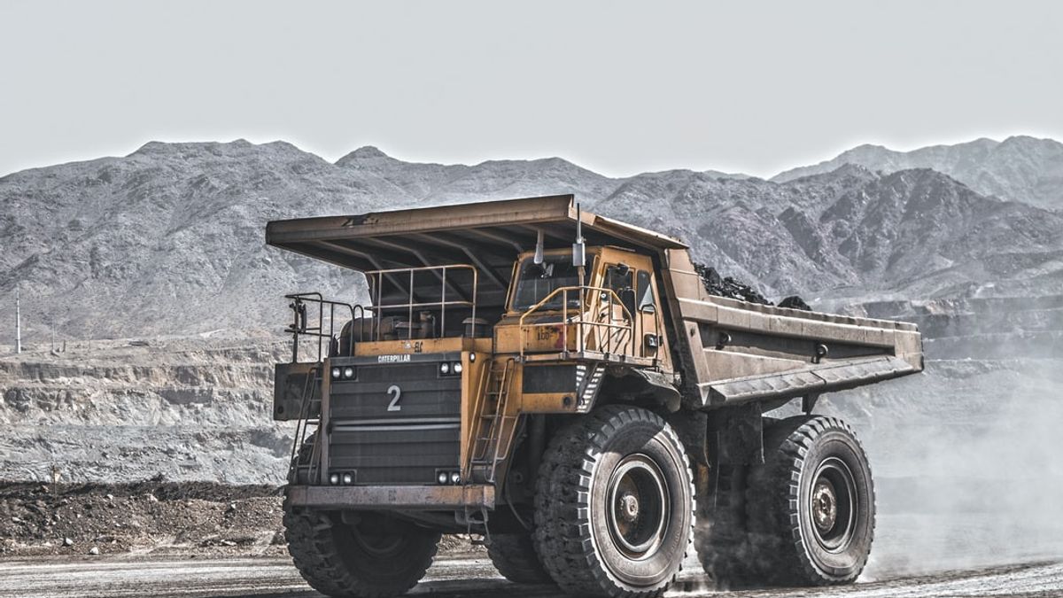 ベール、鉄鉱石を輸送するために巨大な自律トラックを使用するブラジルの鉱夫
