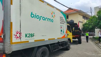 77,760 東ジャワのための第一段階シノヴァックワクチンがスラバヤに到着し、BPOM待合所に配布