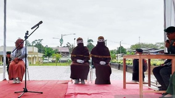 Di Hadapan Warga, 3 Pria di Simeulue Aceh Dicambuk Puluhan Kali karena Terciduk Mimum Miras