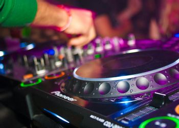 Belajar Jadi DJ Membantu Seorang Pria Perbaiki Otaknya dari Cedera Parah