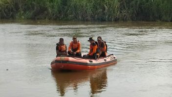 Distribution Team 3 Search For Lost Pasir Miners In The Konaweha River, Southeast Sulawesi, Family Participated