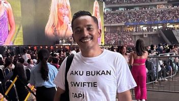 Tous les hommes d’origine indonésienne regardent le concert de Taylor S Washington pour sa femme, son costume nyentrique et viral