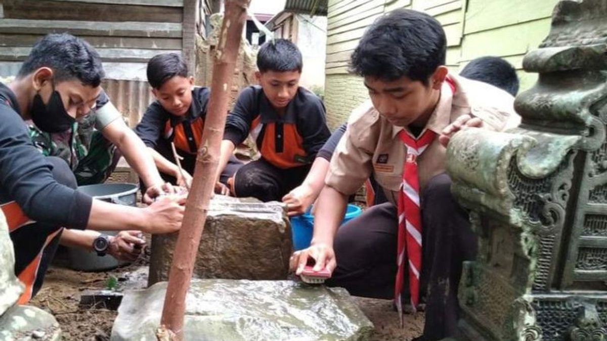 Cleaning The 600-Year-Old Grave, Keuchik Gampong Pango Raya Aceh Says Thank You To TNI-Students