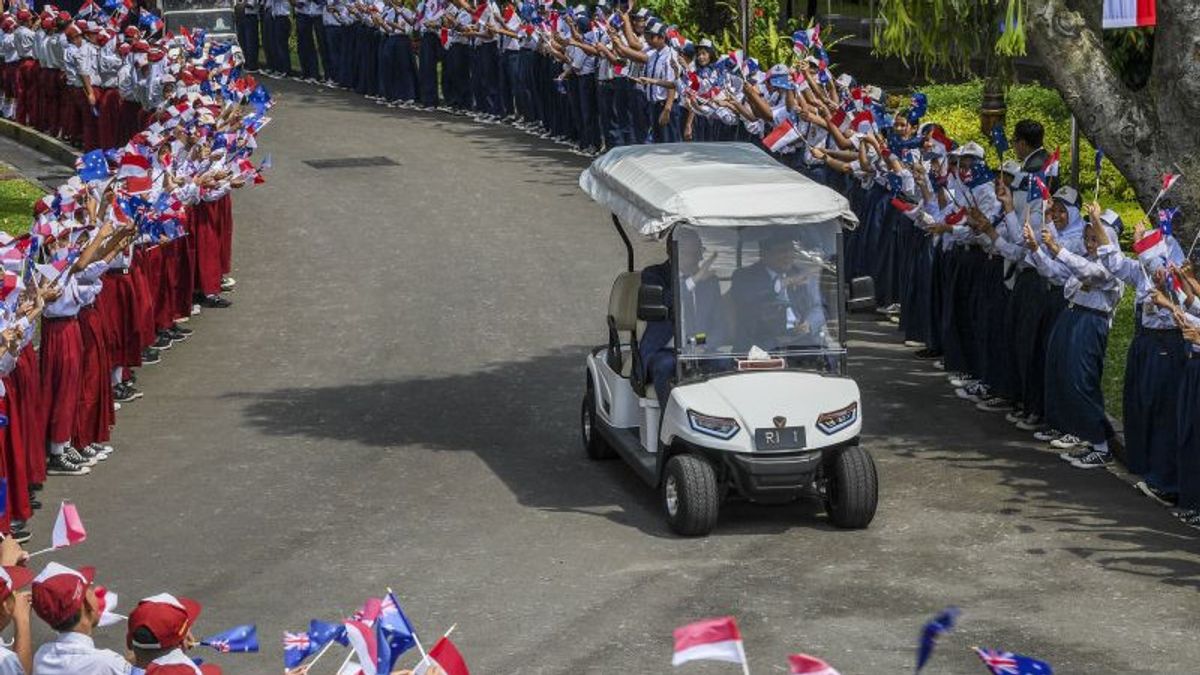 Momen Presiden Prabowo Sopiri PM Australia Naik Mobil Buggy di Istana