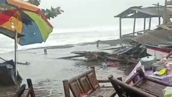 Rising High Waves, Officers Set Up Signs Prohibiting Building Construction On The South Coast Of Bantul