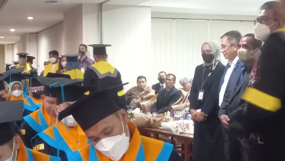 Hadiri Wisuda Anak, Ayah Brigadir J Tak Bisa Sembunyikan Raut Wajahnya yang Sedih