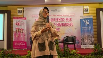 指示する代わりに、これは親がベンチで子供をサポートする方法です