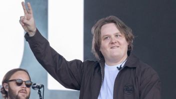 Lewis Capaldi met en vedette un nouveau single lors du retour au Festival Glastonbur 2025