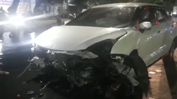 Mobil City Car Jenis Hatchback Warna Putih Tabrak Water Hydrant di Duren Sawit, 1 Orang Kritis Dua Luka Ringan