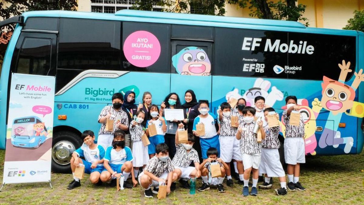 Bluebird Bersama EF Kids and Teens Berkolaborasi Tawarkan Pengalaman Kelas Bahasa Inggris Unik di Dalam Bus